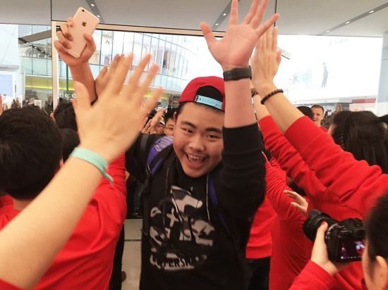 “水货”变“行货”:富士康员工盗刷9000部iPhone “水货”变“行货”:富士康员工盗刷9000部iPhone