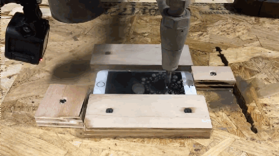 当苹果iPhone7遇上高压水刀 如此虐待真的好吗? 当苹果iPhone7遇上高压水刀 如此虐待真的好吗?