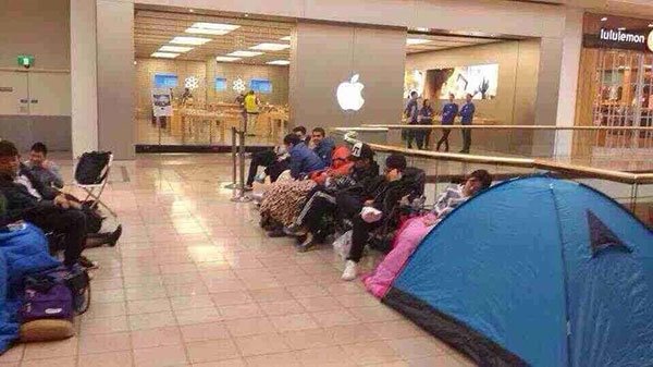 丢人!排队时打麻将等候iPhone6 丢人!排队时打麻将等候iPhone6