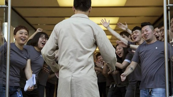 iPhone 配备 OLED 屏幕是好事,价格你hold得住吗? iPhone 配备 OLED 屏幕是好事,价格你hold得住吗?