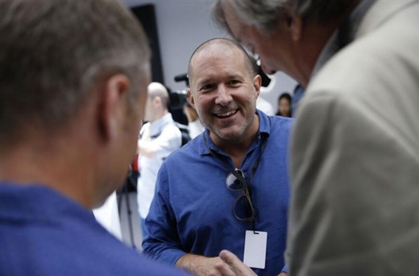 苹果新专利:将 AirPods 耳机充电盒打造成“项链”和“钥匙圈” 苹果新专利:将 AirPods 耳机充电盒打造成“项链”和“钥匙圈”