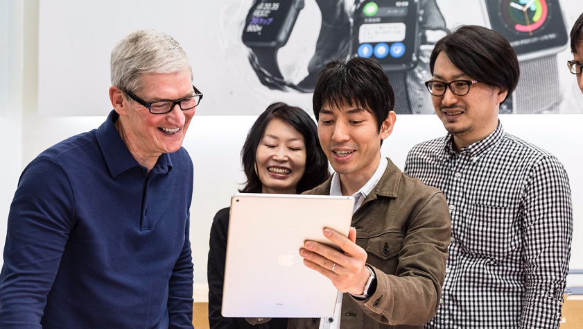 有钱任性:iPhone6泡水表白新方式 有钱任性:iPhone6泡水表白新方式