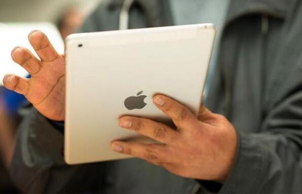 iPhone背面的新科技 : 墨水屏大放异彩 iPhone背面的新科技 : 墨水屏大放异彩