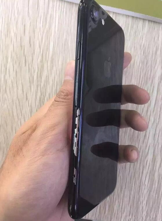 这可咋整？亮黑色iPhone 7还没用就掉漆