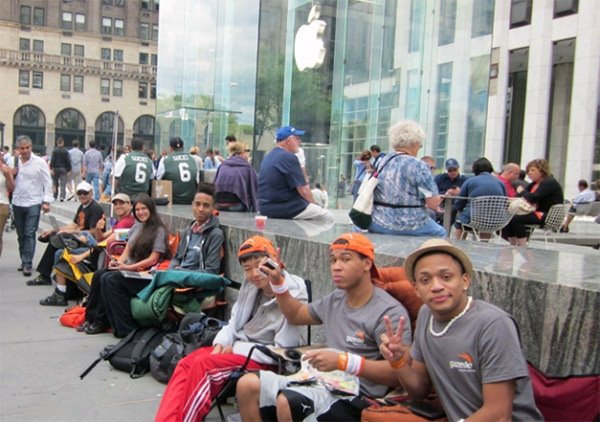 消息称苹果最快年底推出 M4 系列芯片,提升处理 AI 任务的性能 消息称苹果最快年底推出 M4 系列芯片,提升处理 AI 任务的性能