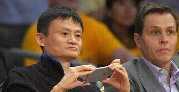 概念设计：iMac 底座秒变 iPhone 无线充电器