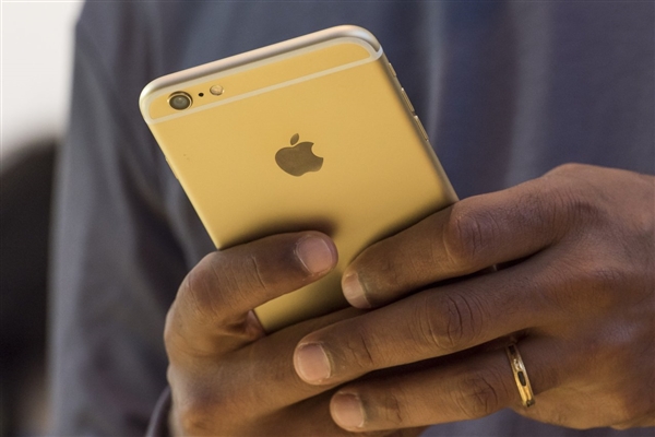 号称“机如纸薄”的 iPhone,其实变得越来越厚 号称“机如纸薄”的 iPhone,其实变得越来越厚