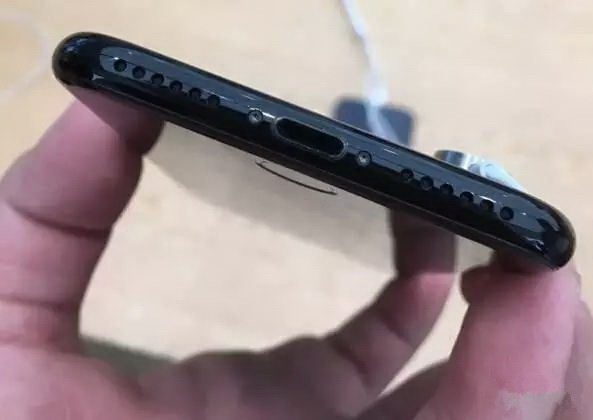 iPhone 16 / Pro 国行版支持 Qi2 / MagSafe 15W 无线充电 iPhone 16 / Pro 国行版支持 Qi2 / MagSafe 15W 无线充电