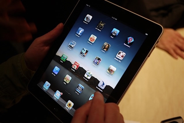 宝马中国疑提前曝光苹果 iPhone 12：边框直角锐利